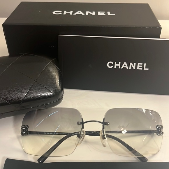 Chanel Sunglasses CC accents - Picture 1 of 11